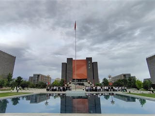 信息技術(shù)學院舉行升國旗儀式